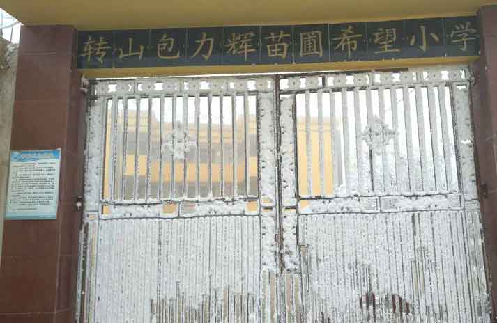 云南留守男孩冒冰霜上學，結成“冰花”獲網(wǎng)友鼓勵，看著讓人心疼04.jpg